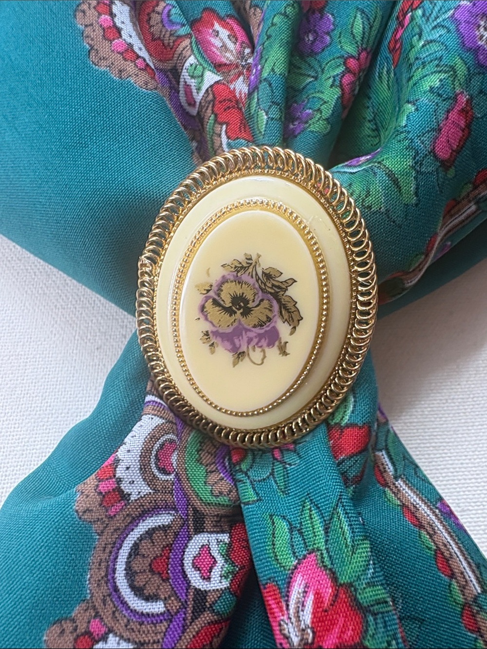 Vintage-Inspired Cream Pearl Necklace with Gold Floral Pendant - Picture 8 of 8